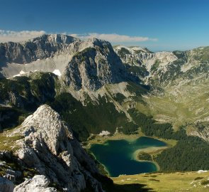 Trnovačko jezero a pohoří Volujak