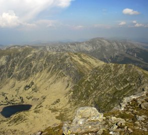 Pohled z vrcholu Parangul Mare na pohoří Paring a jezero Rosiile