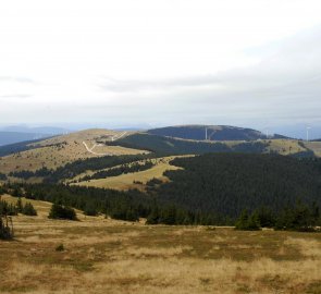 Krásné alpské louky, bohužel v současné době zde probíhá výstavba větrných elektráren