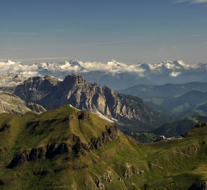 View over the Padon ridge and the Sassonger mountain to the Zillertal Alps