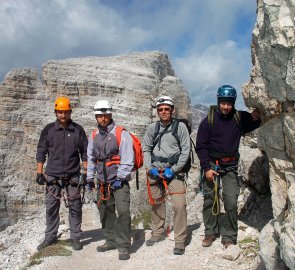 Na ferratě Innerkofler, v pozadí hora Monte Paterno