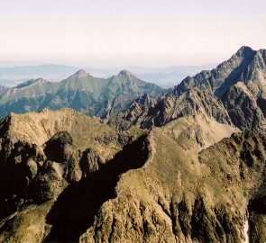 Pohled z vrcholu na Ĺadový štít a Belanské Tatry