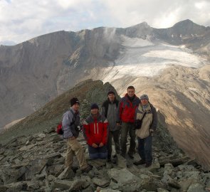 Vrchol Gradötz 3063 m n. m., v pozadí masiv hory Grosser Muntanitz