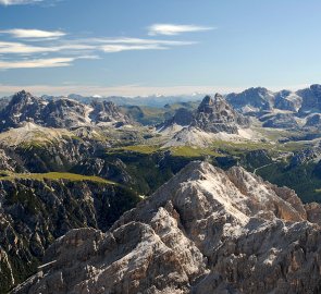 Dolomity - pohled z Monte Cristalo na Sextenské Dolomity