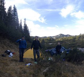 Bivak mezi kosodřevinou pod horou Brandstein