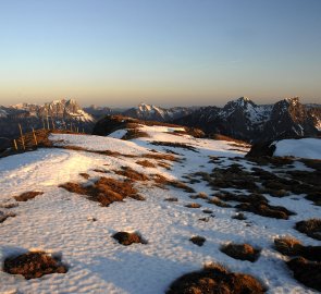 Vrcholová plošina Wildfeldu, v pozadí Lugauer, Tanischbachturm, Hoch Kogel a Kaiserschild