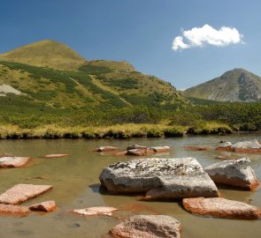 Horské pleso, v pozadí hora Krugspitze