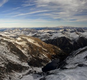 Jezero Untere Rotguilden See z vrcholu hory Grosser Hafner, v pozadí Dachstein