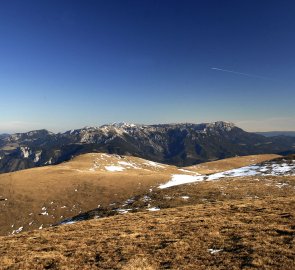 Pohled na sousední pohoří - Schneealpe, Raxalpe a Schneeberg