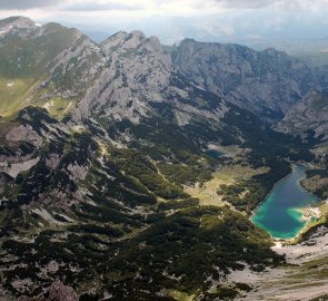 Údolí u jezer Velké a Malé Škrčko při výstupu na Bobotov kuk