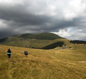 Sestup do sedla, kde se buduje lyžařské středisko, v pozadí hora Sureanu