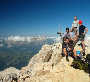 Vrchol Piz Conturines 3 064 m n. m., v pozadí masiv Sella