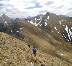 Sestup do sedla mezi horami Geier Kogel a Sonnstags Kogel