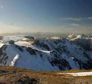 Pohled na Reichenstein Hütte a Eisnerzské Alpy, v pozadí Seckauské Taury