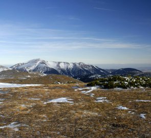 Pohled na Schneeberg z vrcholu Predigstuhl 1 902 m n. m.