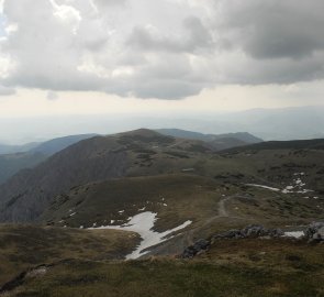 Náhorní plošina Schneebergu od chaty Fischer Hütte