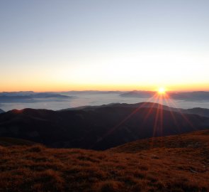 Svítání nad inverzí zalitém údolí