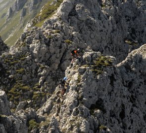 Cesta po hřebenu směrem na východ byla občas trošku komplikovanější - hřeben byl velmi ostrý a rozbitý