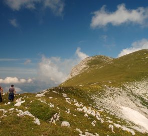 Cesta na hlavním hřebenu Magliće, v pozadí Černohorský Maglić 2 388 m n. m.