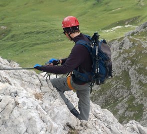 Ferrata Cesare Piazzetta, pod námi vojenský památník