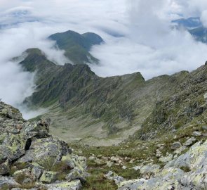 At the start of the descent, the ridge along which the trail leads was brilliantly revealed.