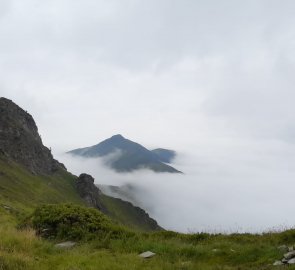 At the Tritachkogel mountain, the Pleschnitzzinken mountain peeks out