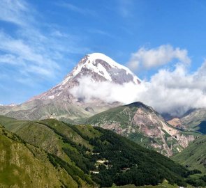 Pohled na Kazbek ze Stepantsmindy