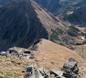 A steep descent into the saddle