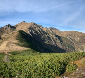 View of the Triebener Törl saddle and the Sonntagskogel mountain