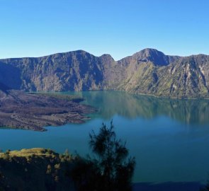 Pohled na jezero Segara Anak a vlevo vrchol Gunung Rinjani