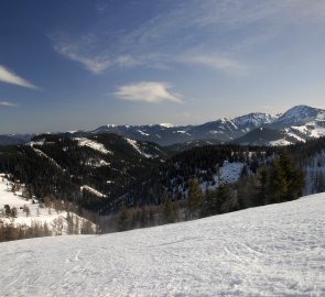 Pohled během výstupu na salaše a  pohoří Veitsch Alpe