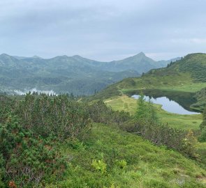 Zpětný pohled na jezero během stoupání na hřeben