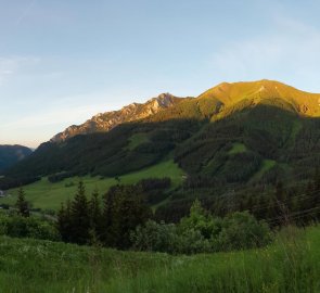 Sluncem osvícený masiv hory Eisenerzer Reichenstein