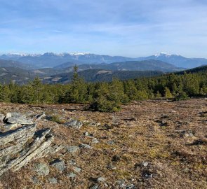 View of Schneeberg, Raxalpe, Schneealpe and Hochschwab from the top, Stuhleck in the foreground