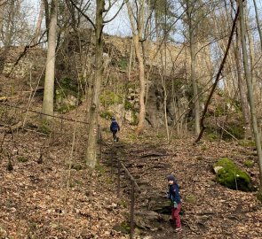 Prudké stoupání na hrad Holštejn