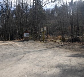 Parkoviště za obcí Chvalčice u turistického rozcestníku