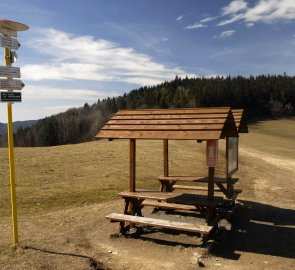 Rozcestí Klapinov, zde začíná sestup z hřebene