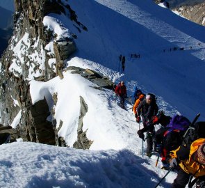 Těsně pod vrcholem Gran Paradisa - úzká cesta a mnoho lidí