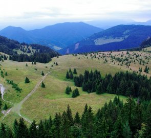 Pohled z pasáže s řetězy na sedlo Medzirozsutce