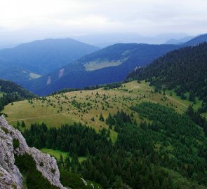 Pohled z vrcholu Malého Rozsutce na sedlo Medzirozsutce