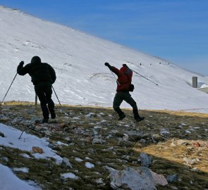 Zpoza kostelní zdi fotím boj kamarádů s větrem, vpravo konečná zubačky