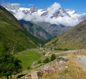 Pohled na osadu Ottafe, v pozadí uprostřed Weisshorn 4 505 m n. m.