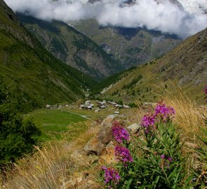 Pohled na osadu Ottafe z výstupu k Täsch Hütte - Walliské Alpy