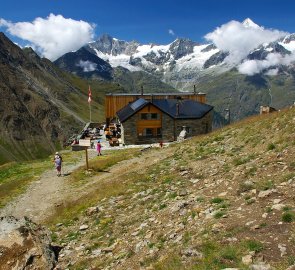 Horská chata Täsch Hütte ve Walliských Alpách