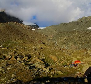 Náš bivak nad chatou Täsch Hütte