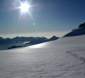 V sedle Alphubeljoch, vpravo hora Allalinhorn 4 027 m n. m.