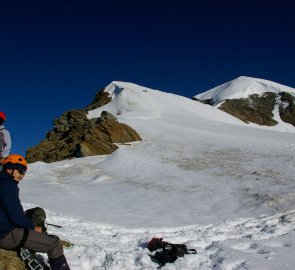 Občerstvení v sedle Alphubeljoch, vpravo vrchol Alphubel 4 206 m n. m.