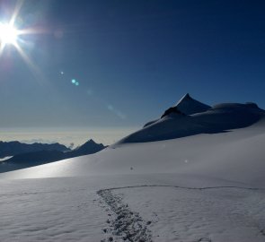 V sedle Alphubeljoch, v dálce hora Allalinhorn 4 027 m n. m.