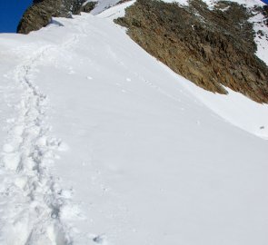 Hřeben k vrcholu Alphubel - vzadu je vidět ostrý výšvih