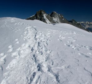 Z ledovcového sedla Alphubeljoch pohled směrem na Zermatt a Matterhorn